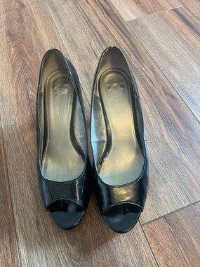 Bandolino Black Patent Leather Peep-Toe Heels